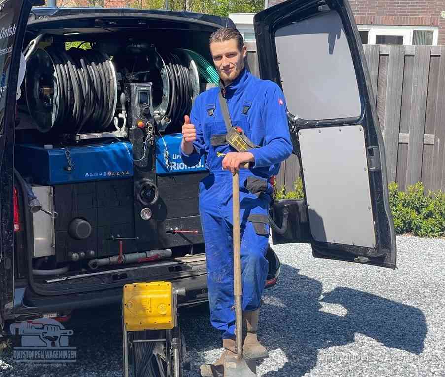 Een tevreden monteur met opgestoken duim na een geslaagde klus, slim ingrijpen bespaart kosten bij een verstopte wc in Wageningen