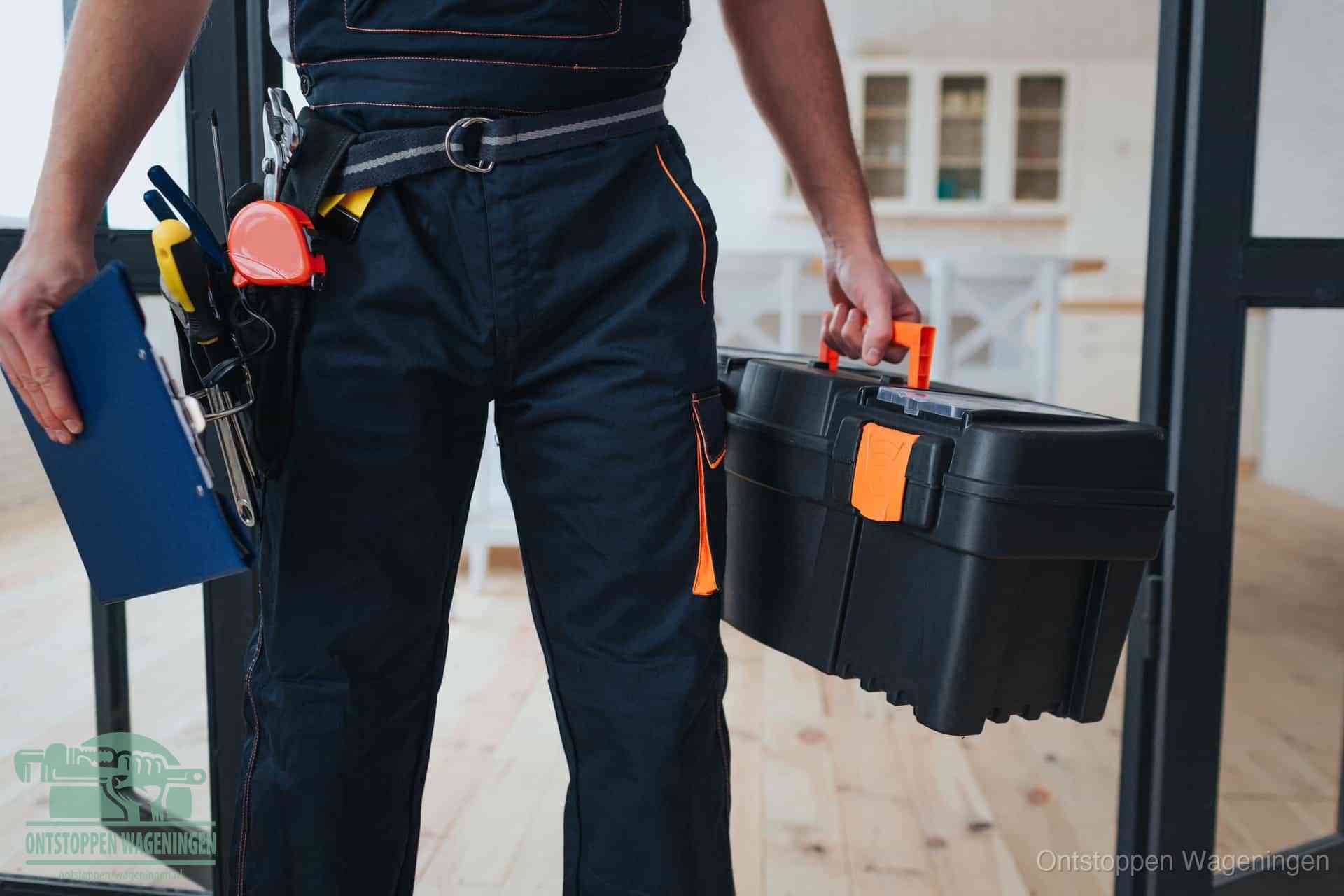 Een monteur met gereedschapsriem en klembord, klaar om een transparante prijs voor het afvoer ontstoppen in Wageningen te geven