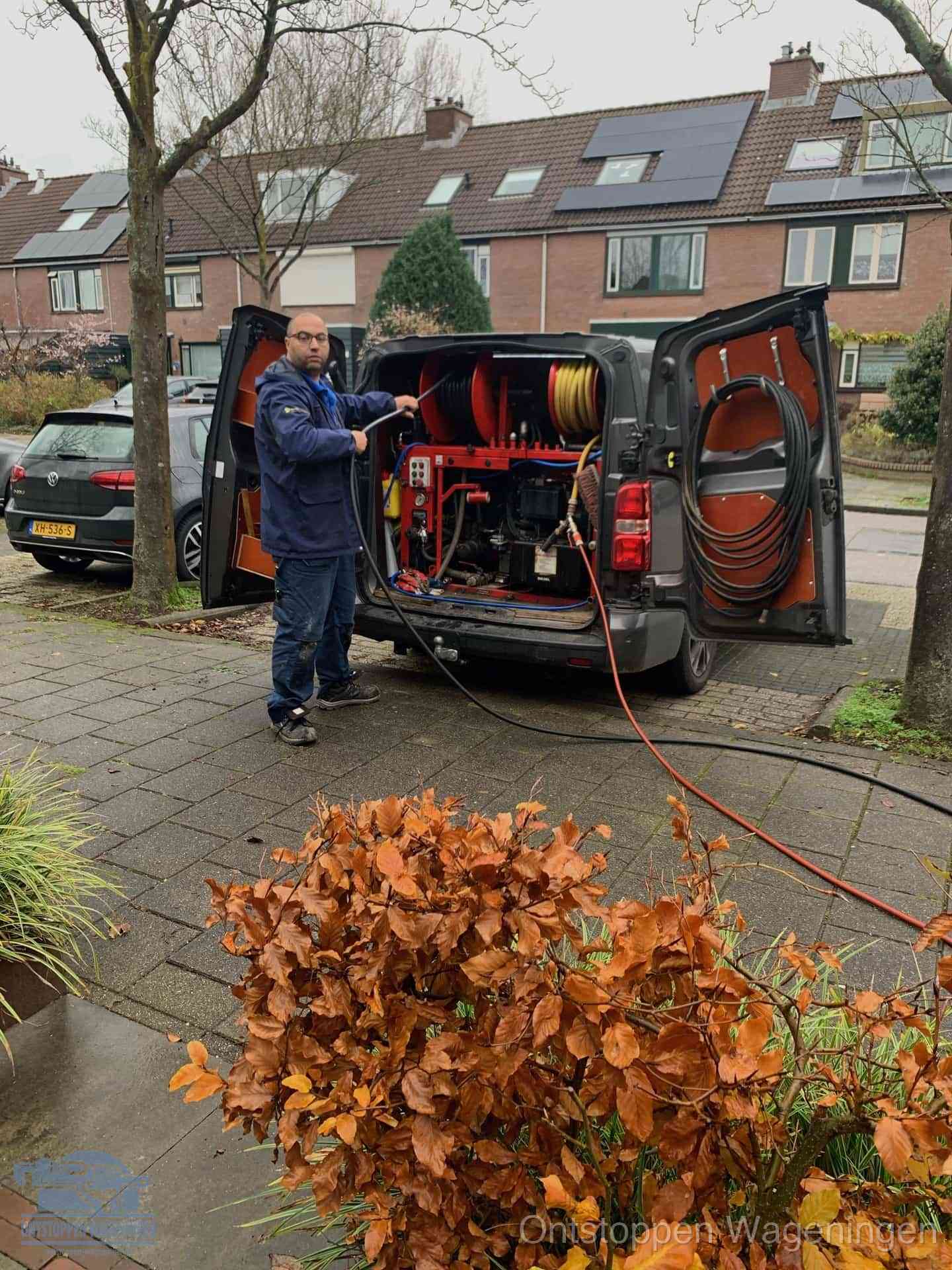 Rioolservice in de wijk in Wageningen