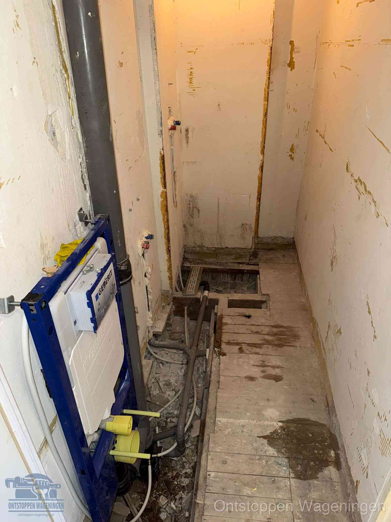 Een opgebroken toiletruimte tijdens renovatie met een Geberit inbouwreservoir en blootliggende oude afvoerleidingen, typisch voor oudere woningen in Wageningen